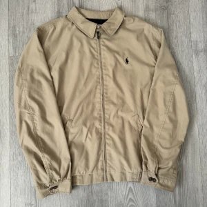 Ralph Lauren Jacka - Skit najs ralph jacka som nt kommer till användning! Kör den i XL för en skön oversize fit 