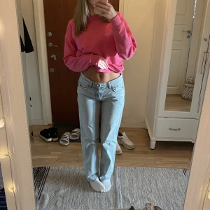 Gina Tricot lowwaist jeans  - ”Low straight jeans” från Gina Tricot, helt slutsålda! Använda fåtal gånger, säljer då dom inte kommer till användning. Nypris: 500kr