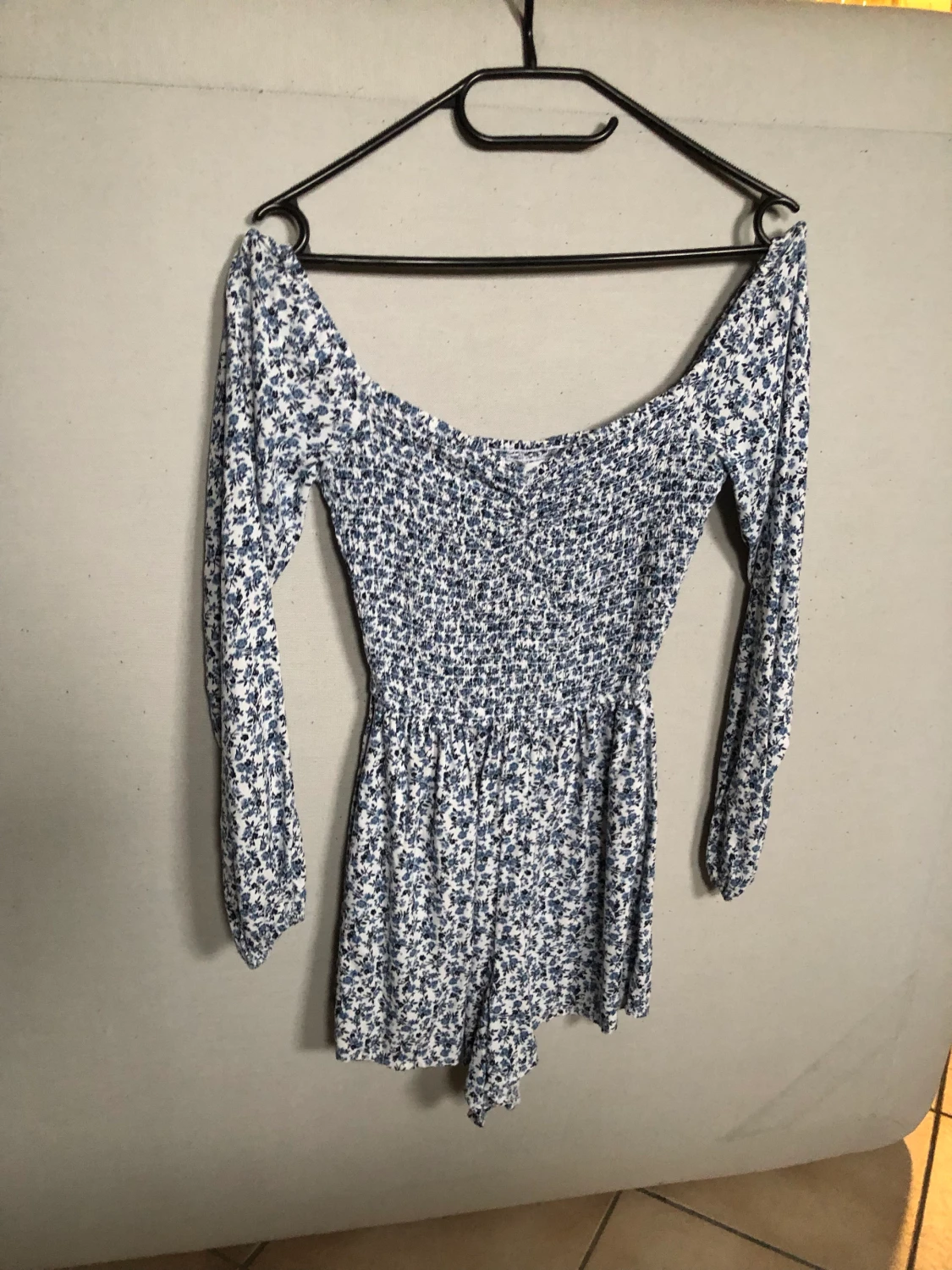 Långarmad blommig playsuit från hollister storlek XS