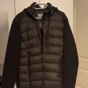 Cp company cardigan jacka - Perfekt nu inför höst/vinter. Pris går att diskuteras vid snabb och smidig affär. Kom gärna med frågor!