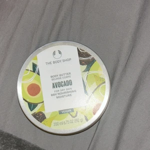 Body butter  - Säljer en helt nu kropp kräm som jag fick i present men aldrig använt, för inte min grej. Har bara öppnat o luktar men inget mer vill bah bli av me den så pris kan diskuteras! Från the body shop.