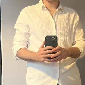 Skjorta - Samsoe Samsoe - Hello!  A nice white shirt with texture from the danish brand Samsoe Samsoe. It fits a S/M.   It is 100% cotton and o ly used twice.