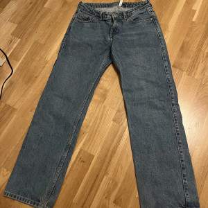 Mörkblå lågmidjade arrow jeans från weekday i storlek 27/30. Passar mig som är 162 cm