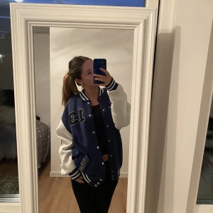 Collage jacka - Skitsnygg college jacka köpt för 2099kr i början av året i frankrike, den funkar för både killar och tjejer (unisex)
