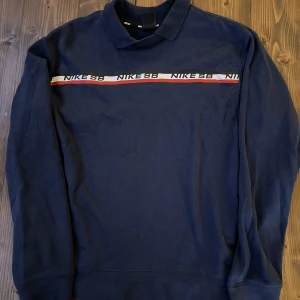 Nike SB vintage tröja  - Mycket bra skick, storlek L. Hör gärna av dig om du har några frågor! 