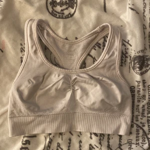 Casall sporttopp - Säljer denna rosa/vita sport toppen från casall då den aldrig används längre. Kom privat för frågor eller funderingar 💖