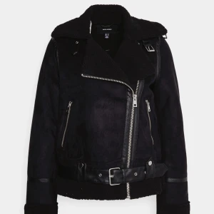 Bikerjacka storlek xs  - Helt sprillans ny jacka från Veromoda i storlek xs. Säljer då det inte var min stil.   Köpt för 2 veckor sedan. Nypris 1051kr! . Endast använd en gång. Storlek xs men den är stor i storlek och mer som en small. Finns i Farsta. 