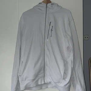 Sailraicing hoodie Vit (XL) - Säljer nu min sailracing hoodie. Knappt använd och i fint skick (9/10)