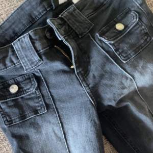 Säljer dessa populära lågmidjade hm jeans som ej går att få tag på❤️