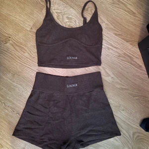 lounge set - Säljer då jag inte får någon användning för de🤎Jätte skönt och mjukt material🤎Shortsen är använda 1 gång🤎