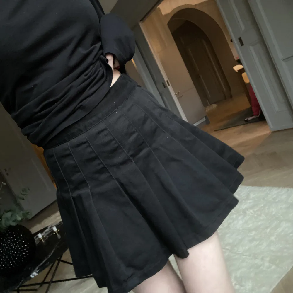 En snygg plisserad svart kjol från Brandy Melville i storlek S. Så snygg! Säljer på grund av att jag har två likadana. Kjolen har även inbyggda shorts vilket är så bra!. Kjolar.