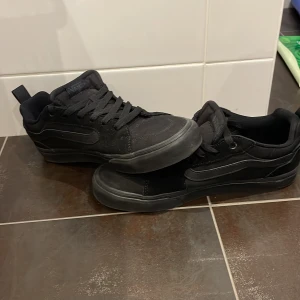 Vans skor  - Säljer nu dessa snygga vans skor för 375 kr säljer för att de är för små! Jätte bra skick använt Max 3 (gånger) hör av er vid minsta fråga