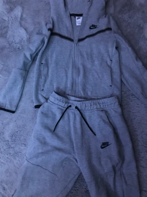 Grå Nike tech - Väldigt billigt Nike tech kit de är väldigt billigt för att de kostar 2350 ny de är barn storlek och väldigt snygg