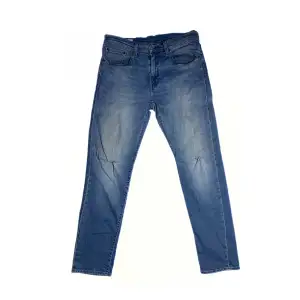 Size: 32/32. Ljusare blå. Condition: Vintage. Alla jeans är uppmätta av oss! Har ni frågor eller funderingar är det bara slide DM, tveka inte!