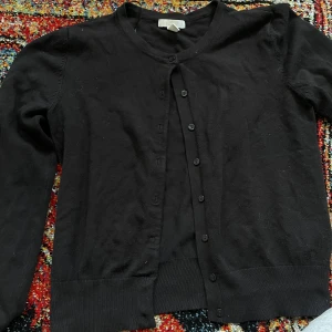 Stickad kofta - En svart stickad kofta, storlek S. 