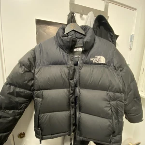 The North Face 1996 Retro Nuptse - Använde den lite förra vintern. Fett bra skick verkligen! 