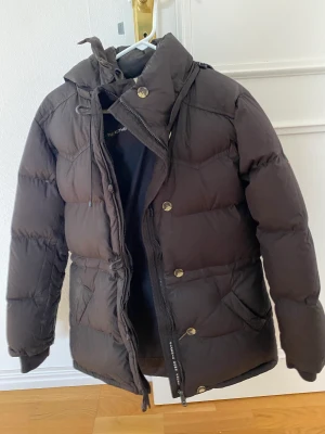 Dunjacka Boomerang - Jättefin brun dunjacka från Boomerng. Modell Alexandra  i storlek Small. Medföljer fuskpälsarna. 