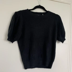 Kortärmad stickad tröja - Trendig kortärmad, stickad tröja. 