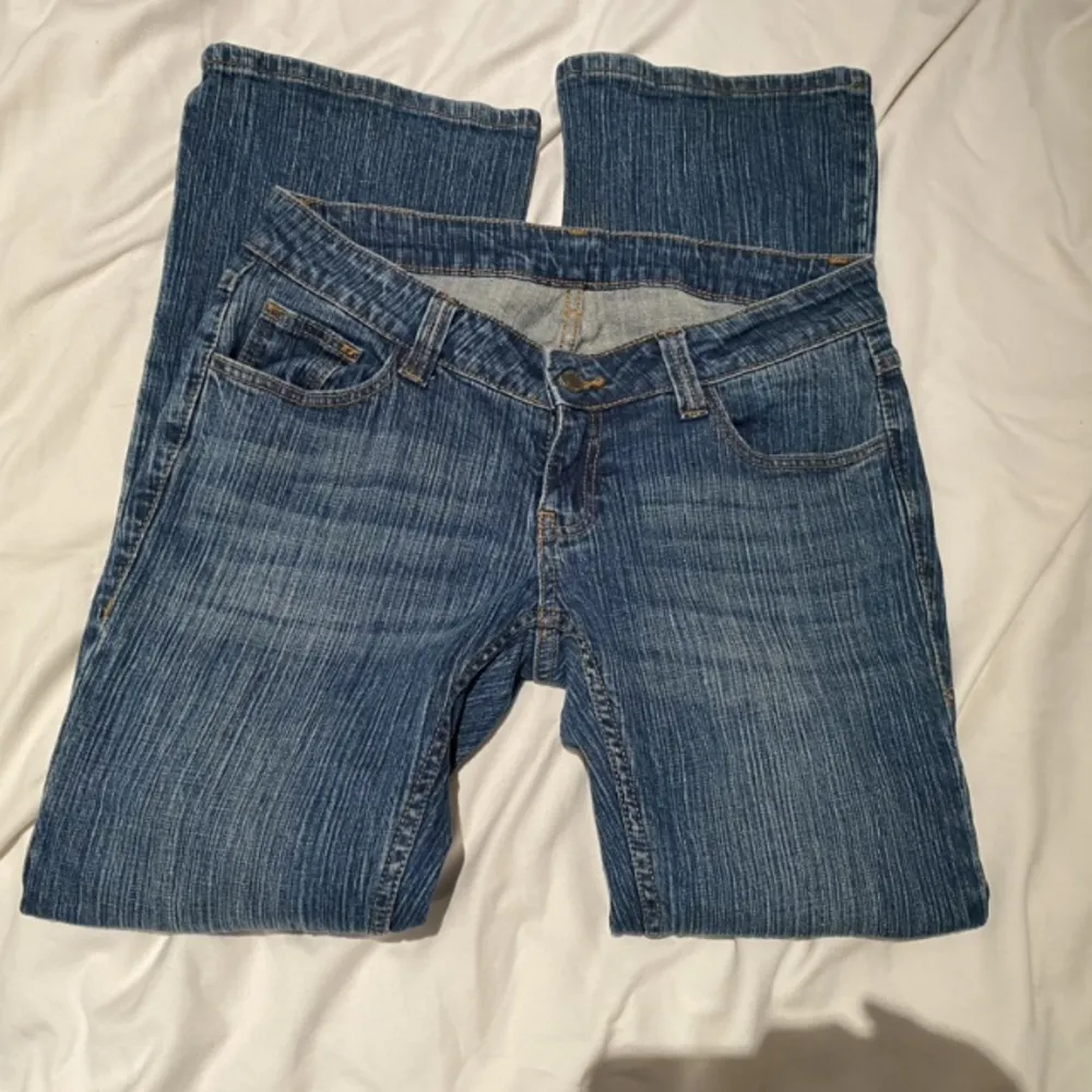 Säljer ett par fina jeans från Brandy Melville🥰 De är knappt använda och är därföri bra skick! . Jeans & Byxor.