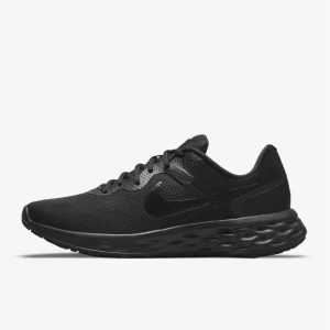 Nike Revolution 6 - Säljer ett par helsvarta skor från Nike då de var lite för små för mig! Använda en gång inomhus. Jag har strl 39 men skulle säga att dessa är mer som 38 Köpta för 750kr