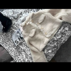 Jacka - Säljer denna mysiga jackan för 199kr har aldrig använt den endast testad💗!!