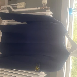 Stone island tröja - Denna stone island tröja är köpt i somras. Sen dess har den används ca 3 gånger då jag köpte fel storlek. En modell som inte säljs längre. Kvitto och NK påse ingår!!  Nypris ca 3600