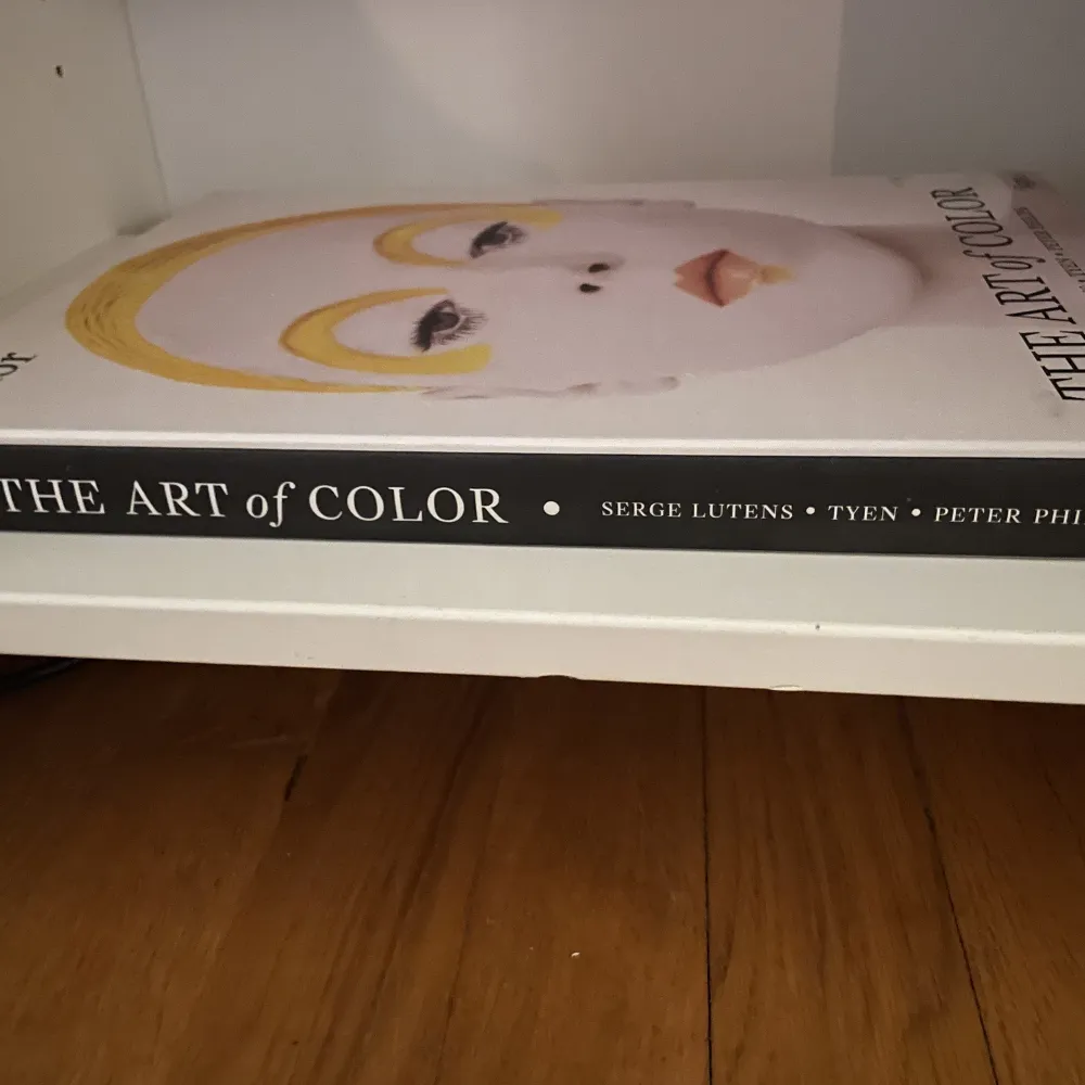 Dior coffee table book, The art of color av Peter Philips. Nyskick.. Accessoarer.