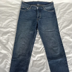 Blå jeans - Köpare står för frakt, kan mötas upp i sthlm<3