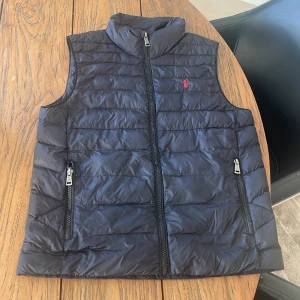 Polo RALPH LAUREN väst   (495kr) - Tja! Säljer min svarta Ralph lauren (terra) väst den är i bra skick, väll använd (495kr) ny pris 1350kr storleken heter 14-16 vilket motsvarar typ storleken 164-170 kontakta privat vid mer frågor!