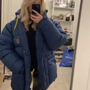 Fjällräven jacka - Säljer nu min fjällräven jacka i supen fint skick pågrund av att jag vill köpa en svart. Storlek S och bara använd i ett år. Inga defekter och så gott som ny!