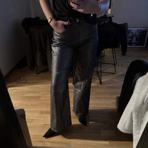 Ett par jeans/byxor som är i denhär mörk grå glittriga färgen. Tyvär har dom bara kommit till användning enstaka gång, därav säljer jag dom💕