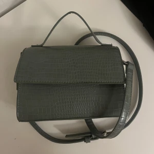 Handväska - En superfin väska i en härlig grön färg. Använd ett fåtal gånger