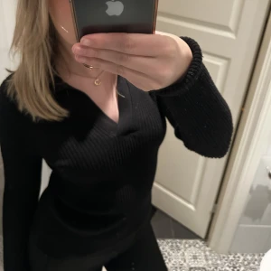 Långärmad ribbad tröja - Fin ribbad tröja från Kappahl  Storlek S Inga defekter förutom att den är lite nopprig vid ena ärmen👏🏻💓