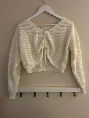 Top och Shorts  - Stickad tröja och Shorts. Shortsen är använda men tröjan är i väldigt fint skick. Båda säljs för 30kr tillsammans. 