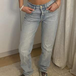 Nästan oanvända ljusa jeans från Zara. Säljer för att jag har ett par liknande. Jag är 170 lång. Skriv privat vid frågor 💕
