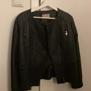 Skinnjacka  - Säljer min skinnjacka har använt den ett par gånger ser fortfarande bra ut 