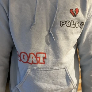 Polo G merch hoodie - En hoodie köpt av artisten Polo G’s merchandise