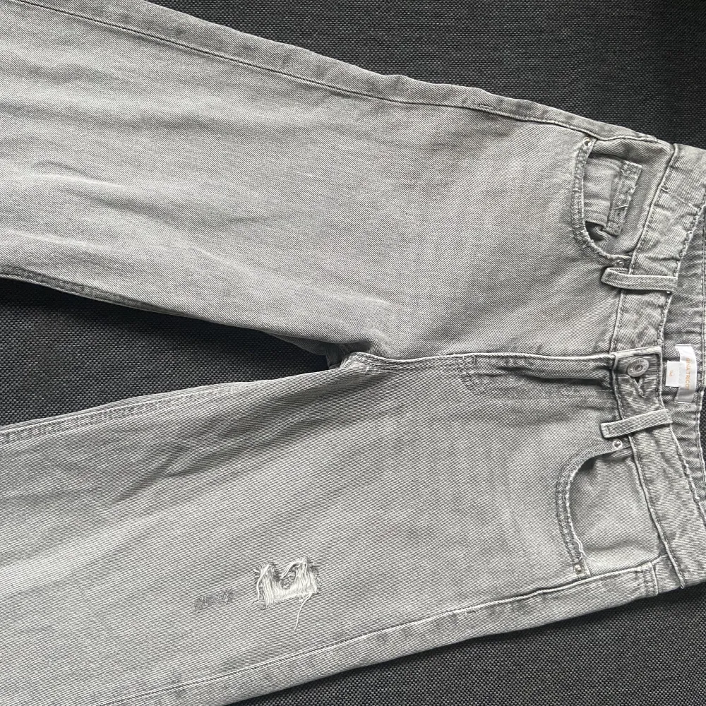 säljer dessa super fina gråa jeansen ifrån Gina Young i storlek 146! De är i superfint skick, knappt använda! Frakten är ca 50kr . Jeans & Byxor.