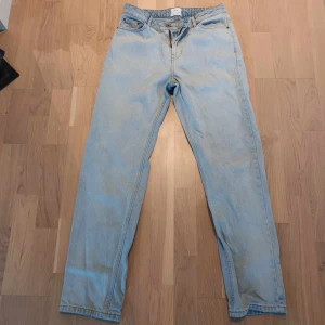 Grunt byxor  - Säljer nu mina grunt byxor då jag har växt ur dem. Storleken är 29