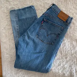 Supersnygga och sköna tvåfärgade jeans från Levi’s i modellen wedgie straight storlek 28. Jeansen har hål på båda knäna! 