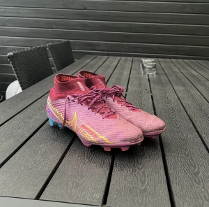 Fotbollsskor - Säljer ett par feta fotbollskor för jag har köpt ett par andra.  Nypris:3300, mitt pris:750🤝. Hör av er vid minsta fundering eller fråga