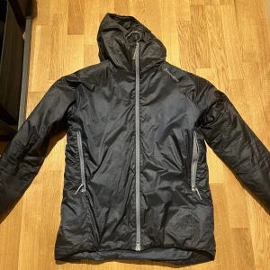Houdini dunfri jacka - Fint sick förutom en reva (se bild 2) Nypris 3200kr
