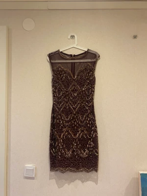 Klänning  - Säljer min väldigt fina klänning då den inte längre kommer till användning. Perfekt nu inför fester och nyår. Ny pris 900kr säljer för 400kr pris kan diskuteras.