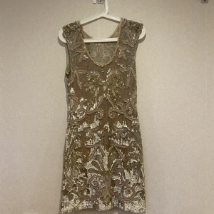 Klänning  - Säljer min glitterklänning då den inte kommer till användning. Perfekt inför fester och nyår osv. Ny pris 800kr säljer för 350kr pris kan diskuteras 