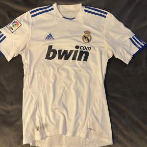 T-shirt med real Madrid tryck. Som ny, inga defekter. Kan mötas upp i Kungsbacka annars står köparen för frakt! 