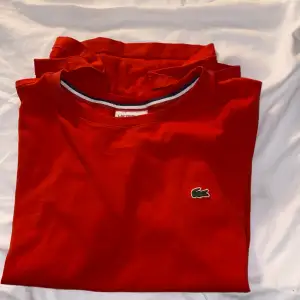 Säljer denna röda Lacoste t shortsen som aldrig är använd. Storlek S.unisex  150kr plus frakt ❤️