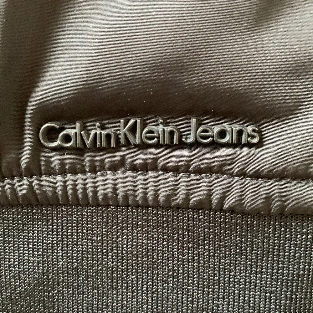 Superfin klassisk bomberjacka i stl M från Calvin Klein jeans. Använd två gånger och i absolut nyskick. Passar small/ medium.. Jackor.