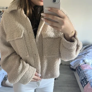 Höst jacka - En jätte fin fluffjacka som knappt är använd. Säljer den för jag ej använder den , jätte skön verkligen 🥰