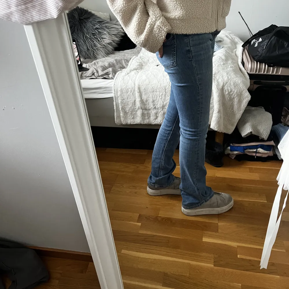 Snygga jeans från Zara storlek 36. Använd gärna köp direkt . Jeans & Byxor.