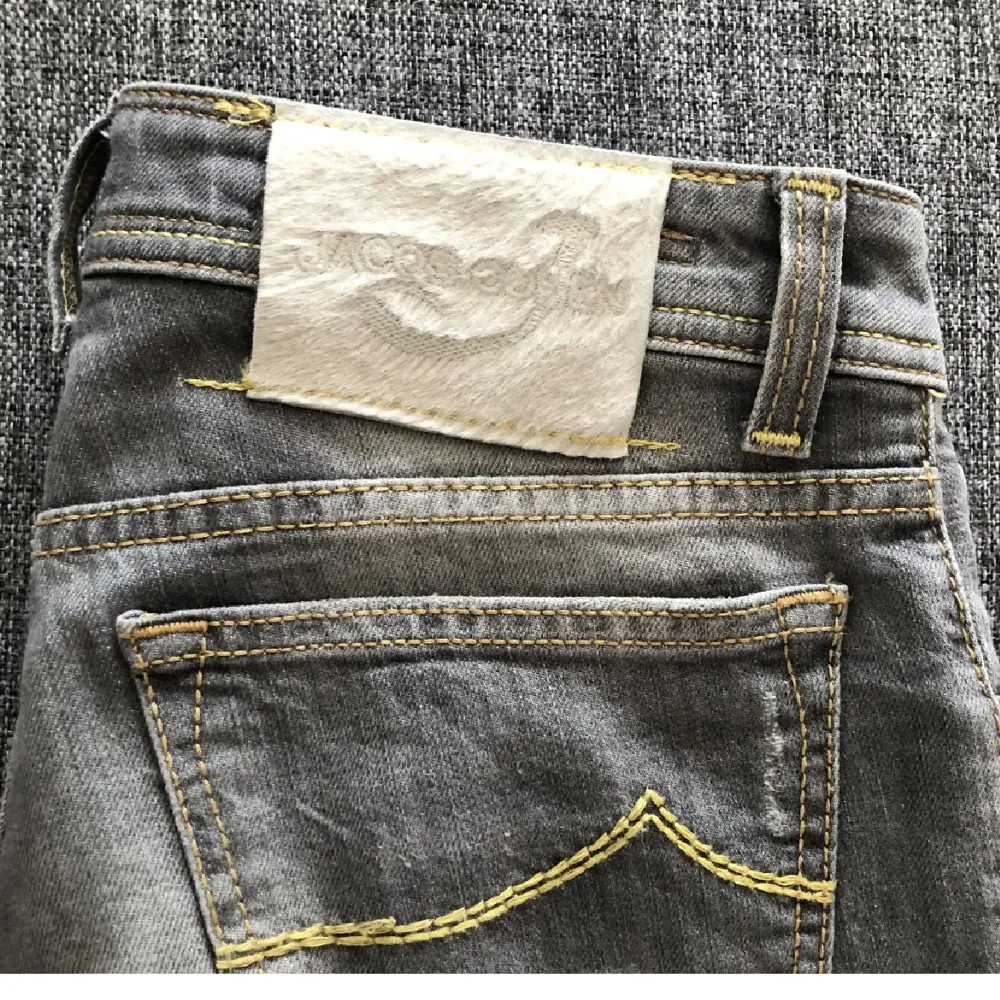 Tja säljer ett par snygga Jacob Cohen jeans. De är i bra skick men har blivit lite missfärgad längst ner(går säkert att få bort)Skriv om du har frågor eller bud. Jeans & Byxor.